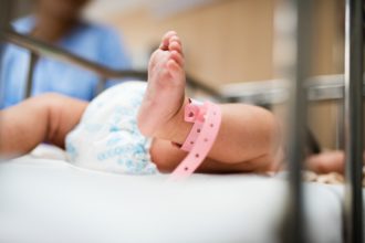 neonata con pannolino